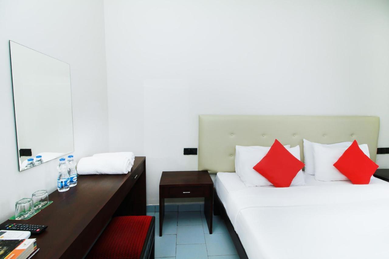 The Kings Bay Hotel Ettukala Экстерьер фото